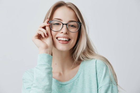 Mujer a la moda con lentes