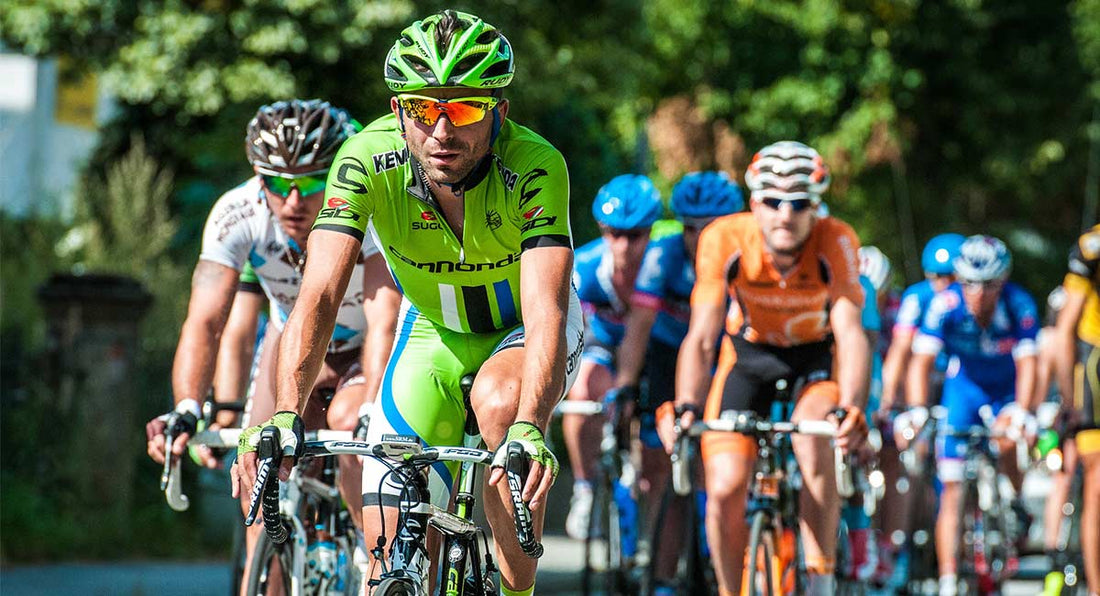 Ciclista usando lentes de sol
